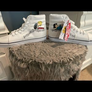 NWT- Peanuts high top Vans mens size:5.5 womens size:7.